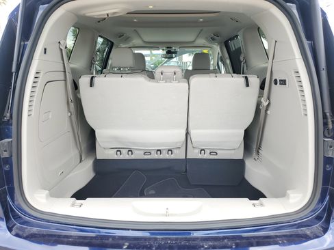 Used 2019 Chrysler Pacifica Limited w/ Tire & Wheel Group FWD image 7