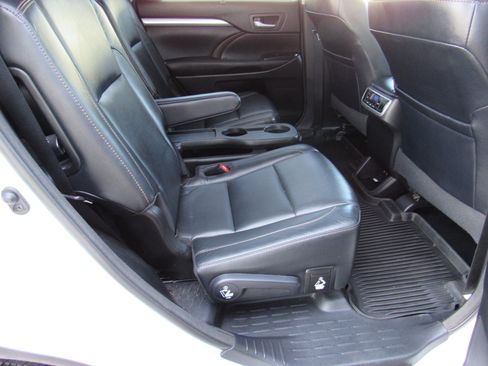 Used 2017 Toyota Highlander XLE w/ Carpet Mat Package AWD/4WD image 34