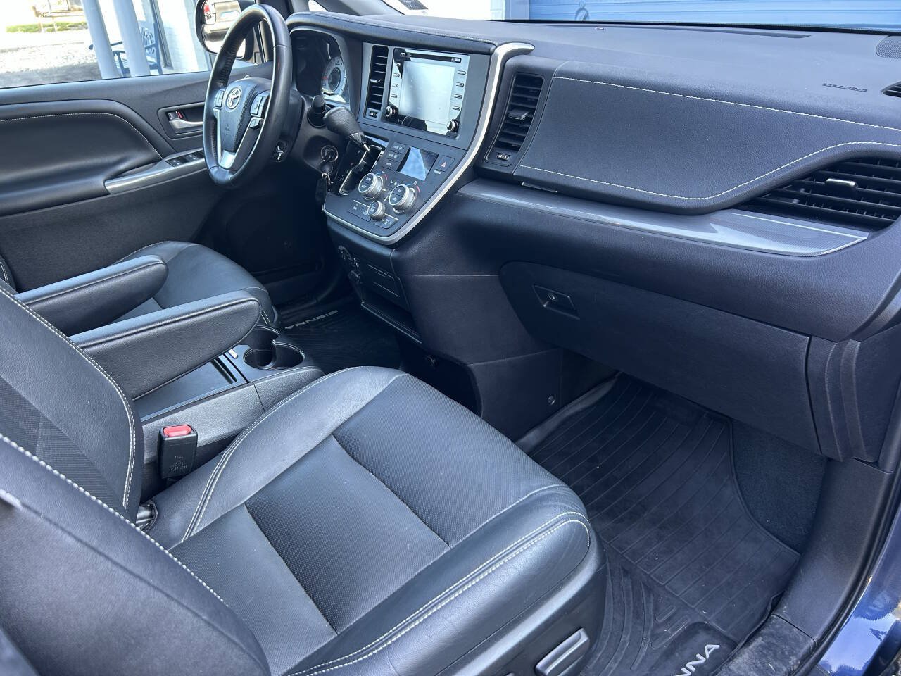 Used 2020 Toyota Sienna SE FWD image 40