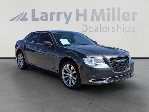 Used 2018 Chrysler 300 Touring L RWD image 7