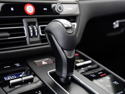 Certified 2026 Porsche Macan AWD/4WD image 21