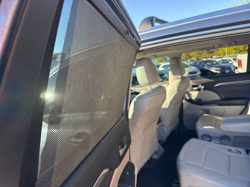 Used 2017 Toyota Highlander Limited AWD/4WD image 36