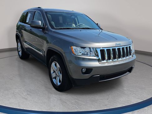 Used 2011 Jeep Grand Cherokee Laredo RWD image 3