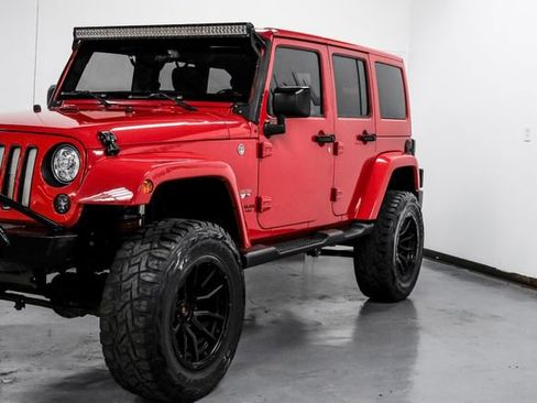 Used 2017 Jeep Wrangler Unlimited Sahara w/ Connectivity Group image 11