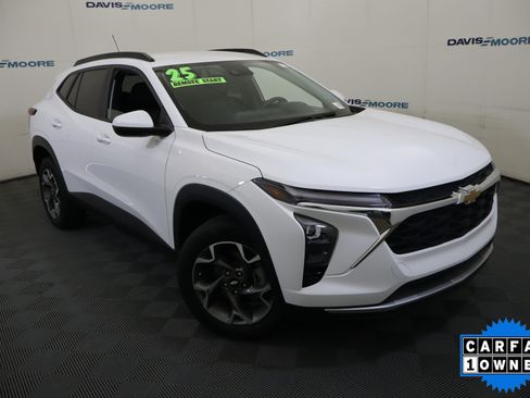 Used 2025 Chevrolet Trax LT FWD image 2