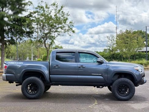 Used 2022 Toyota Tacoma TRD Off-Road AWD/4WD image 6