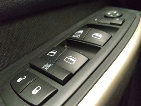 Used 2017 Jeep Cherokee Sport FWD image 27