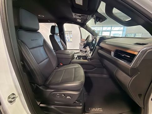 Used 2025 GMC Yukon Denali RWD image 12