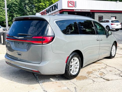 Used 2022 Chrysler Pacifica Touring-L FWD image 6