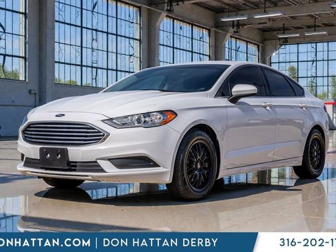 Used 2017 Ford Fusion SE image 1