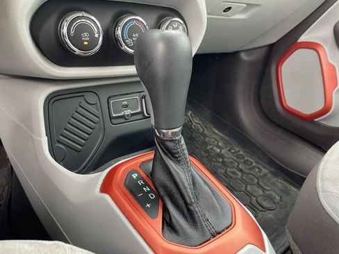 Used 2015 Jeep Renegade Latitude FWD image 21