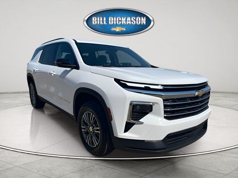Used 2026 Chevrolet Traverse LT FWD image 1