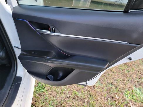 Used 2021 Toyota Camry SE FWD image 19