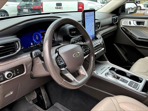Used 2023 Ford Explorer Platinum w/ Technology Package RWD image 17