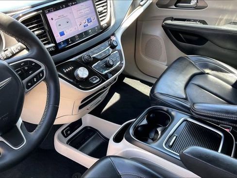 Used 2023 Chrysler Pacifica Touring-L FWD image 17