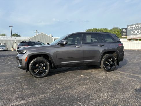Used 2023 Jeep Grand Cherokee Altitude AWD/4WD image 6