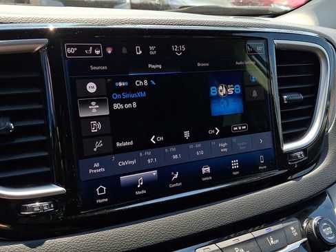 Used 2023 Chrysler Pacifica Touring-L FWD image 17