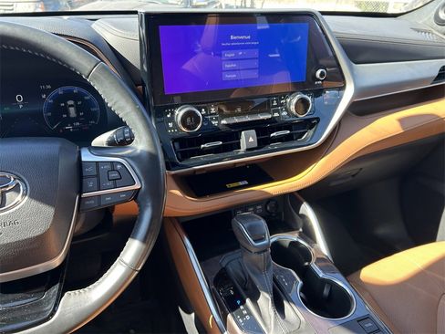 Used 2023 Toyota Highlander Platinum image 22