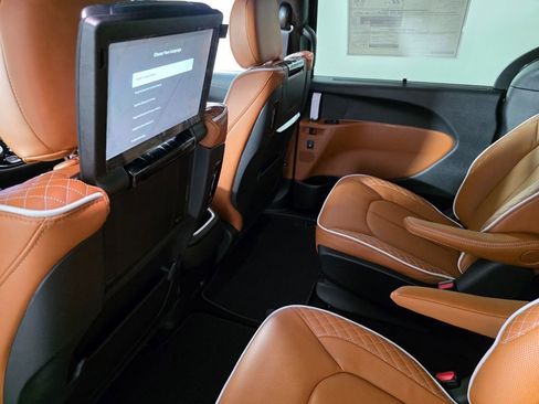 New 2026 Chrysler Pacifica Pinnacle w/ Trailer Tow Group image 17