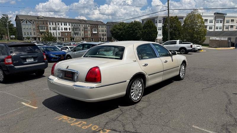 Used 2005 Lincoln Town Car Signature Limited RWD image 5