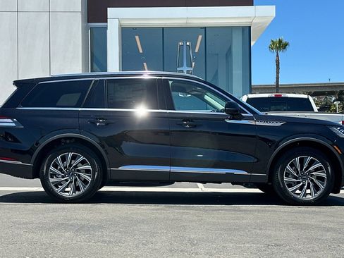 New 2026 Lincoln Aviator AWD image 2