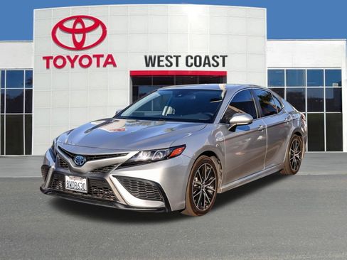 Used 2021 Toyota Camry SE image 1