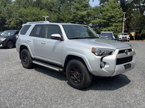Used 2018 Toyota 4Runner SR5 AWD/4WD image 3