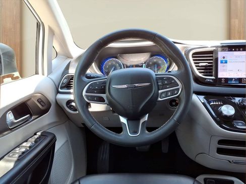 Used 2023 Chrysler Pacifica Touring-L FWD image 23