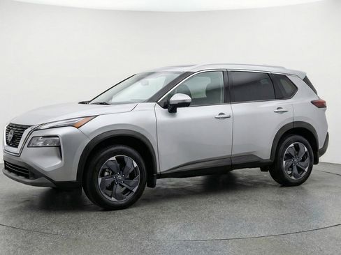 Used 2025 Nissan Rogue SV FWD image 3