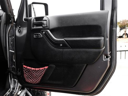 Used 2017 Jeep Wrangler Unlimited Rubicon image 44