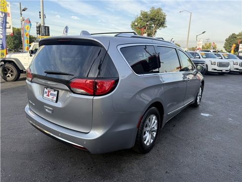 Used 2019 Chrysler Pacifica Touring-L image 14