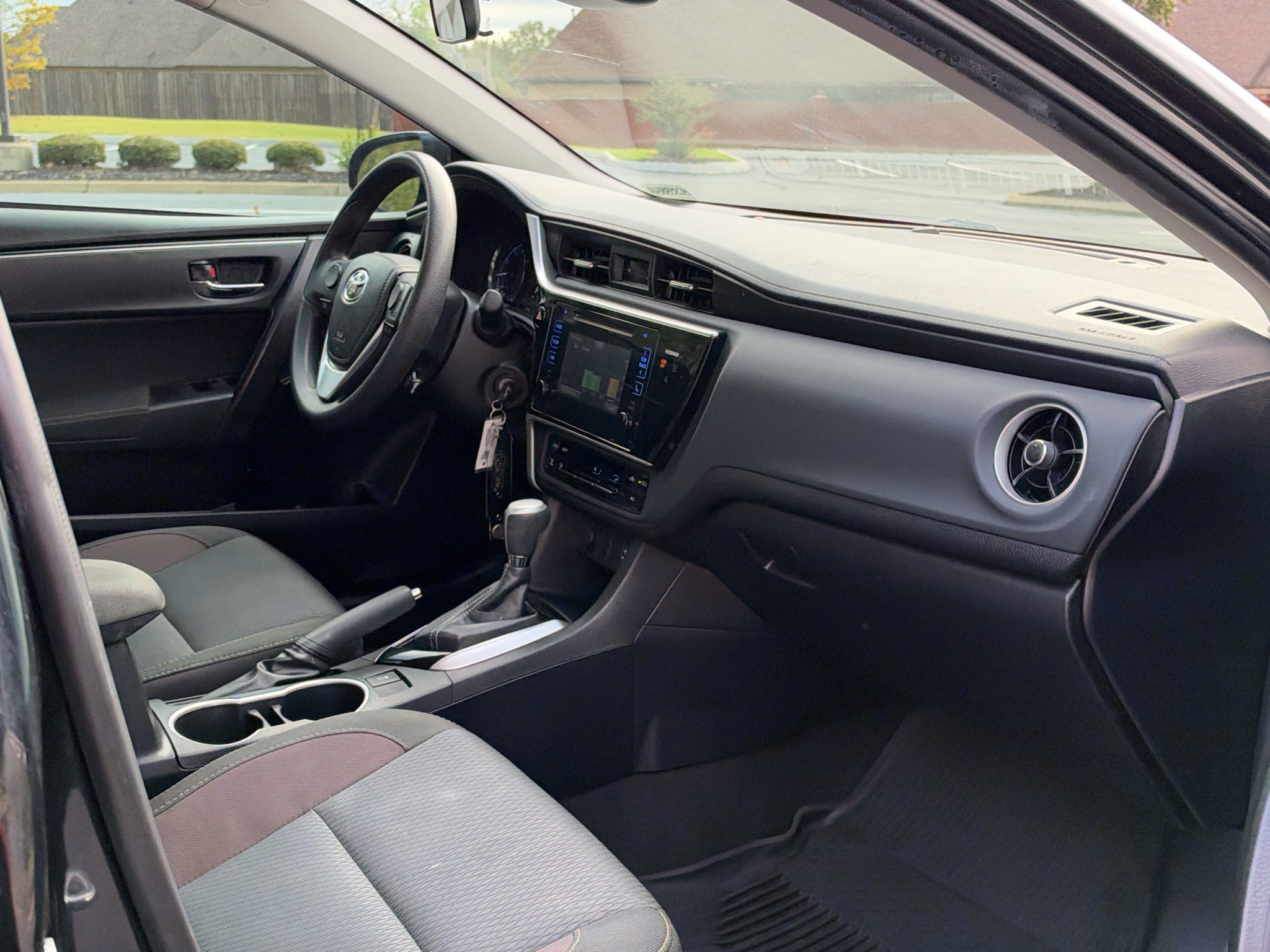 Used 2017 Toyota Corolla LE FWD image 16