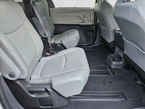 Used 2022 Toyota Sienna XLE FWD image 19