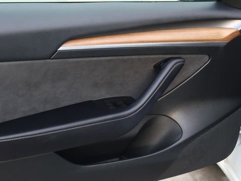 Used 2023 Tesla Model 3 Standard Range image 14