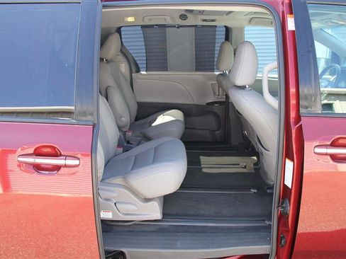 Used 2017 Toyota Sienna XLE Premium AWD/4WD image 20