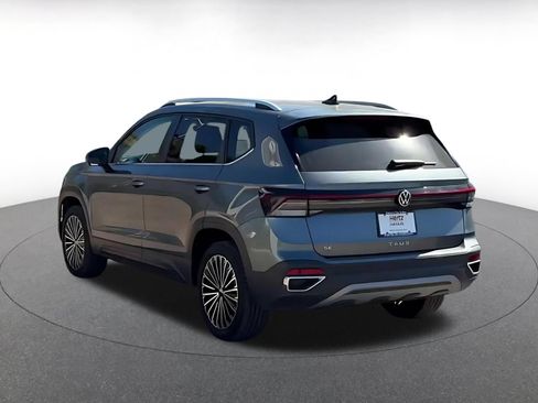 Used 2025 Volkswagen Taos SE FWD image 11