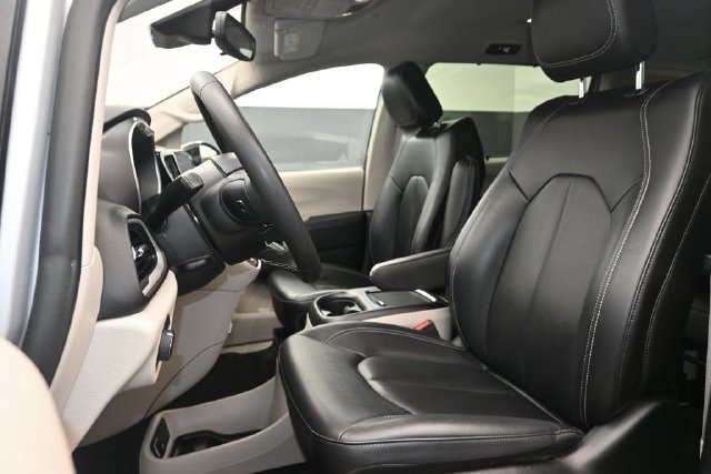 Used 2024 Chrysler Pacifica Touring-L FWD image 9