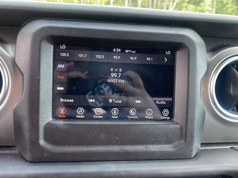 Used 2021 Jeep Wrangler Unlimited Sahara AWD/4WD image 25