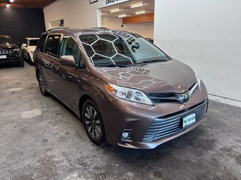 Used 2019 Toyota Sienna XLE w/ XLE Navigation Package AWD/4WD image 2