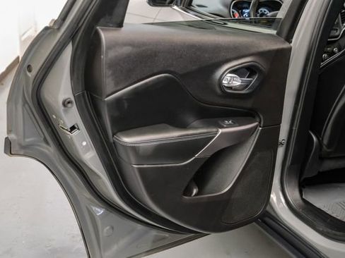 Used 2020 Jeep Cherokee Latitude Plus w/ Comfort/Convenience Group image 40