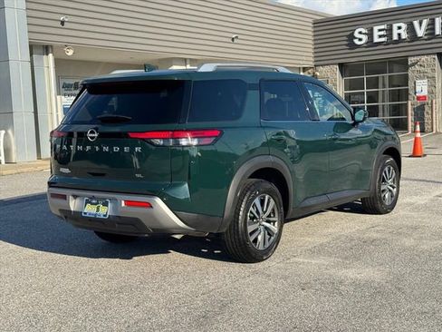 Used 2025 Nissan Pathfinder SL FWD image 3