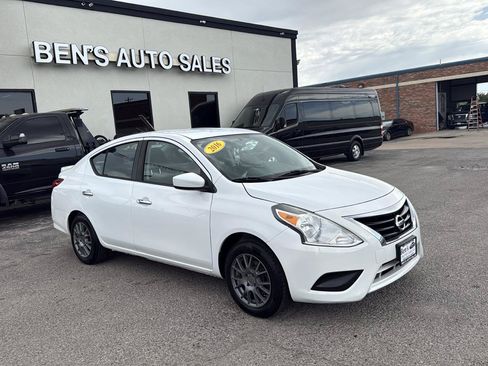 Used 2016 Nissan Versa SV FWD image 4