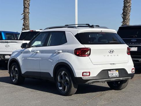 Used 2022 Hyundai Venue SEL image 4