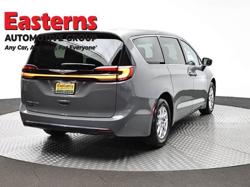 Used 2023 Chrysler Pacifica Touring-L FWD image 5