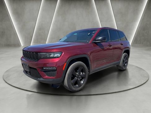 Used 2023 Jeep Grand Cherokee Limited w/ Black Appearance Package AWD/4WD image 3