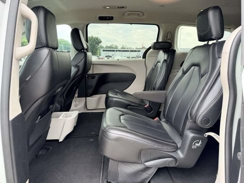Used 2023 Chrysler Pacifica Touring-L FWD image 13