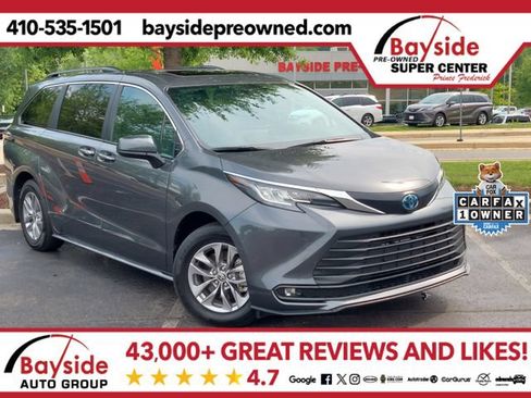 Used 2025 Toyota Sienna XLE FWD image 1