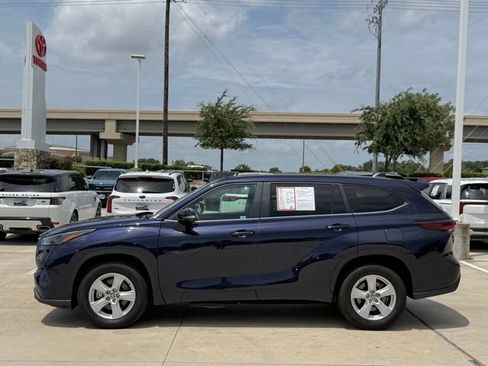 Used 2025 Toyota Highlander LE FWD image 6