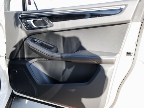 Certified 2025 Porsche Macan image 28