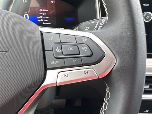 Certified 2025 Volkswagen Taos SE FWD image 18